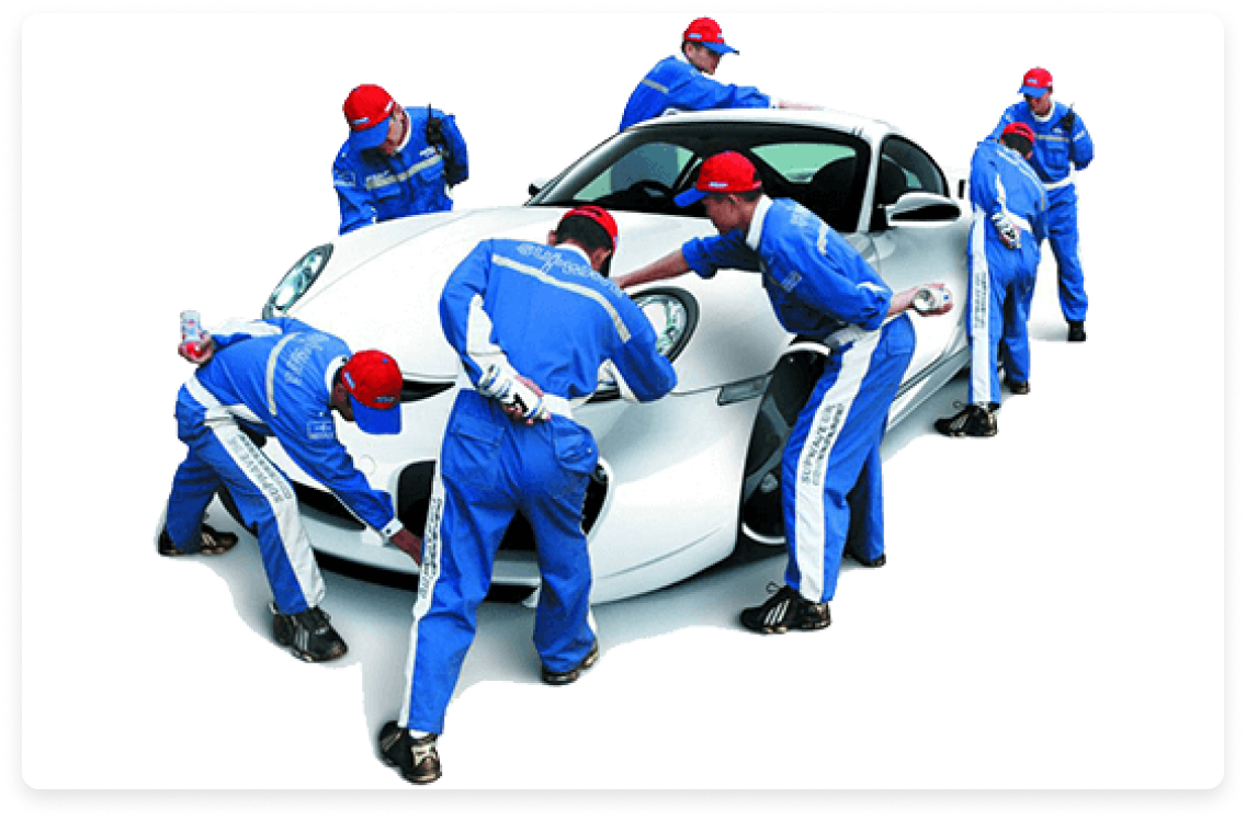 Mecánicos trabajando en auto